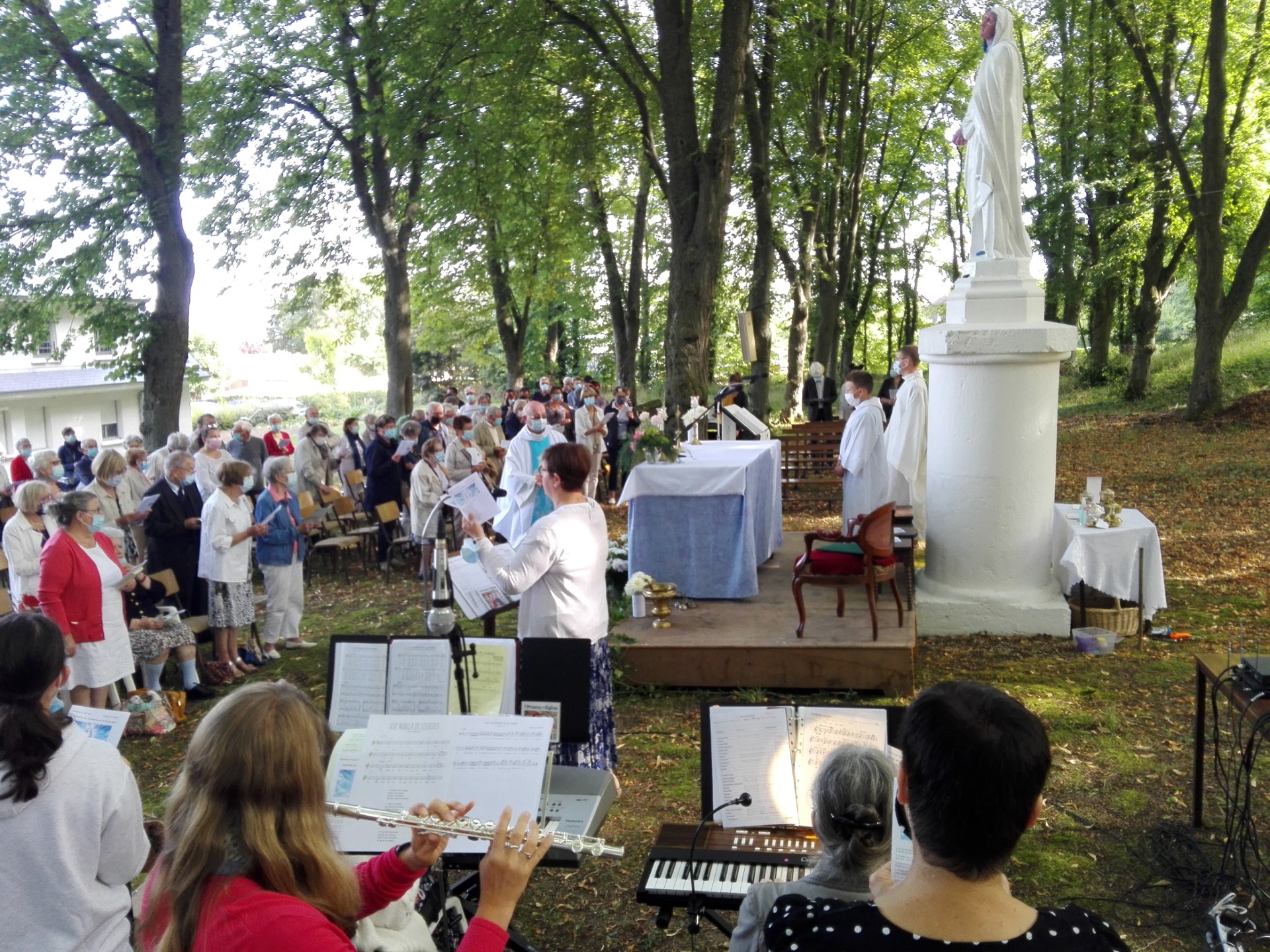 Messe du 15 aout dans le parc de la Chapelle Notre Dame des Vertus à Nampty